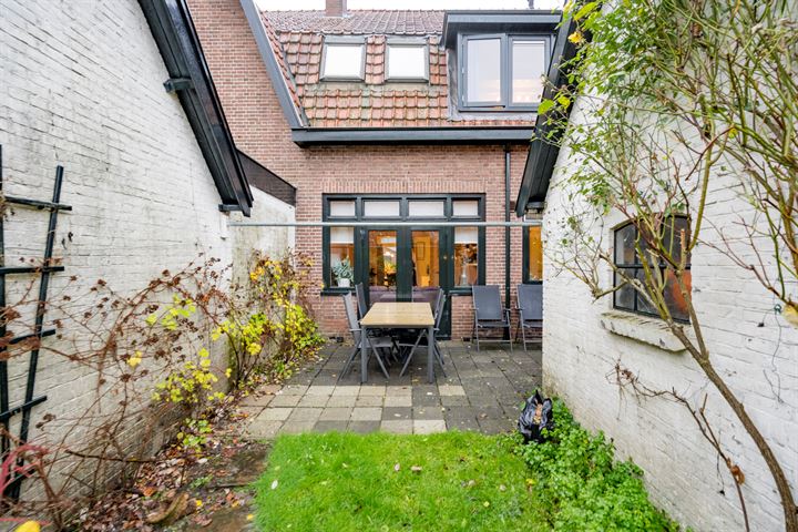 Bekijk foto 30 van Spoorstraat 10