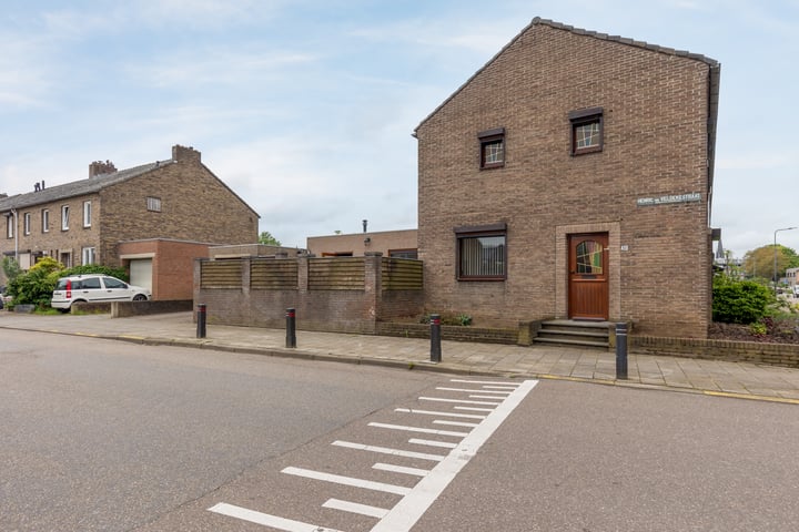 View photo 2 of Henric van Veldekestraat 30