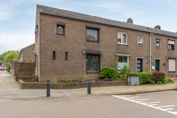 View photo 3 of Henric van Veldekestraat 30