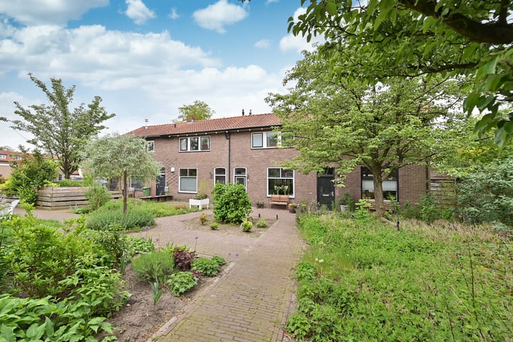 Bekijk foto 1 van P.M.R. Versteeghstraat 57