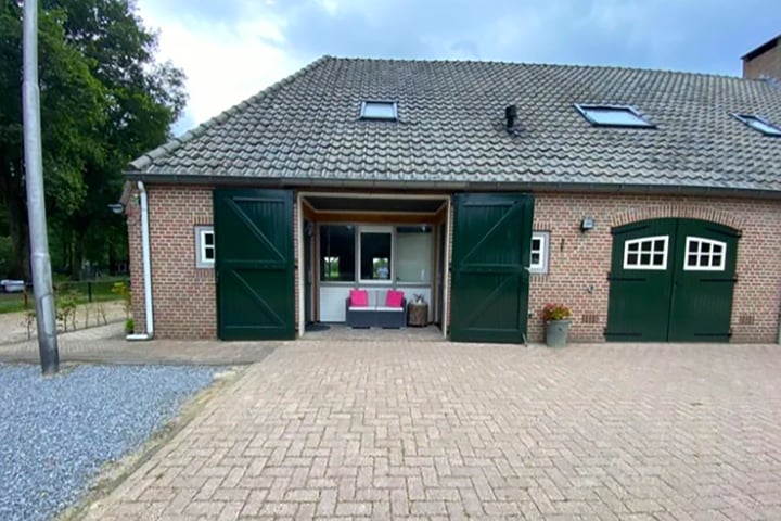 View photo 2 of Hoogeloonsedijk 15