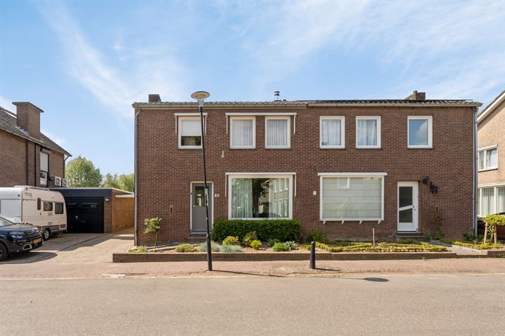 Bekijk foto 1 van Dr. Poelsstraat 20