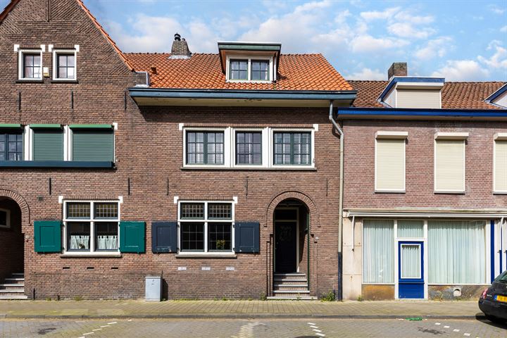 Bekijk foto 1 van Pastoor van Leeuwenstraat 52