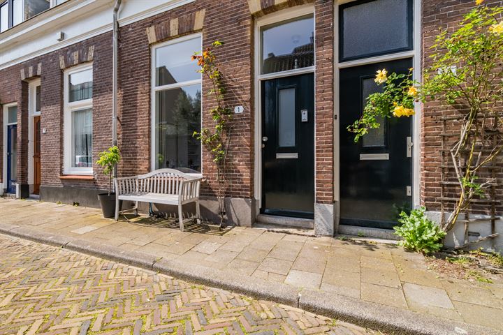 Bekijk foto 3 van Hulststraat 1