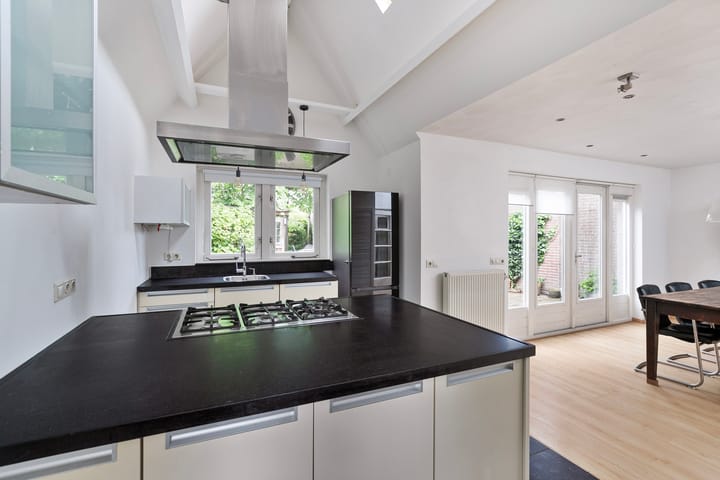 Photo 19 of Teugenaarsstraat 4