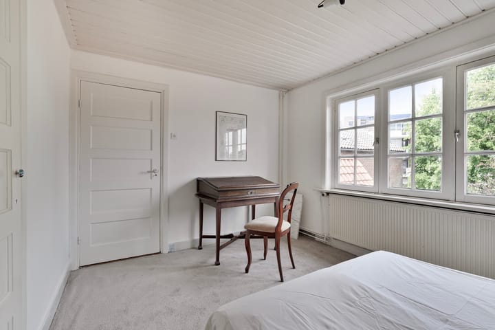 Photo 31 of Teugenaarsstraat 4