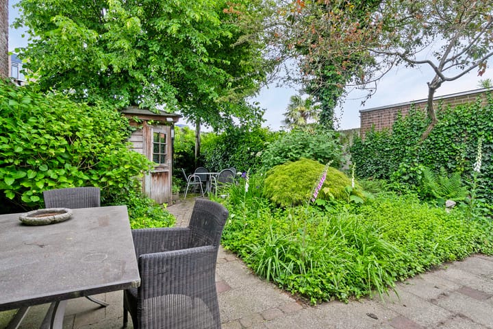 Photo 42 of Teugenaarsstraat 4