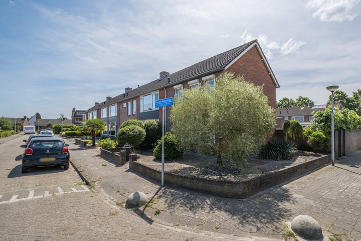 Bekijk foto 3 van Van der Wellenstraat 2