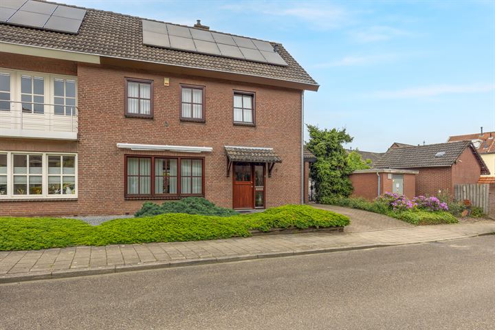 Bekijk foto 5 van Pater Schreursstraat 1