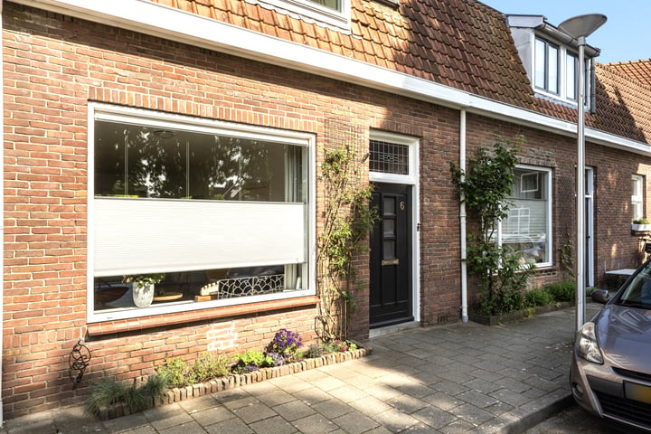 Bekijk foto 1 van De Ruyterstraat 6