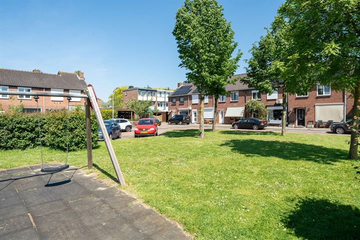 Bekijk foto 32 van Treubstraat 27