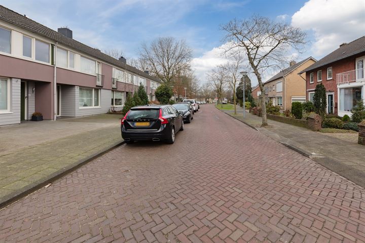 View photo 35 of Burgemeester van Heystlaan 25