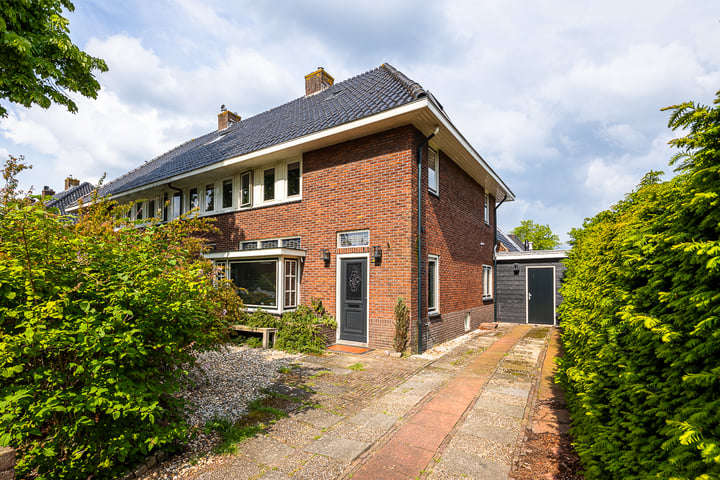 Bekijk foto 2 van De Ruyterstraat 48