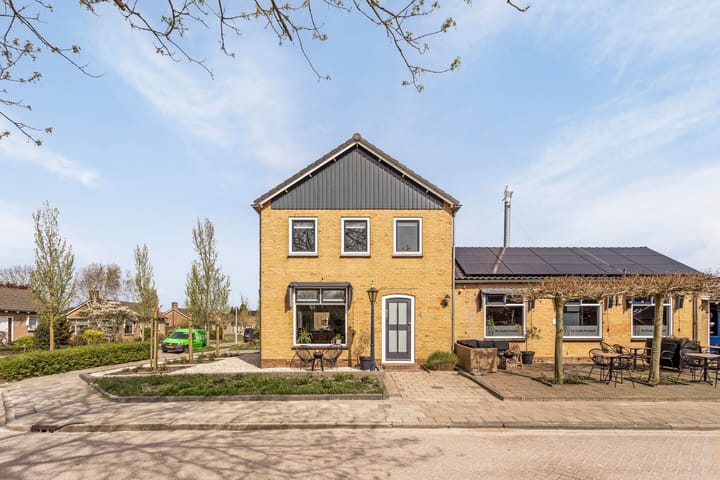 Foto 1 van Professor J. C. Dorststraat 2