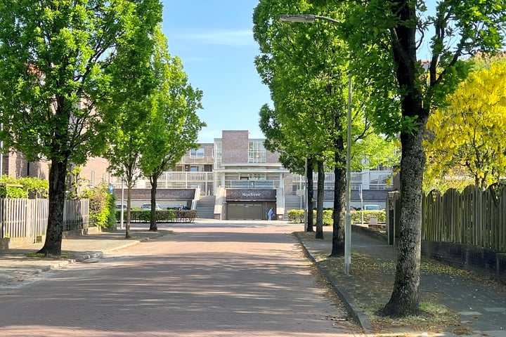 Bekijk foto 2 van Koningin Emmastraat 208