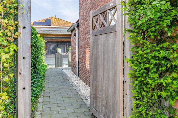 Bekijk foto 36 van Pastoor Kroesstraat 25