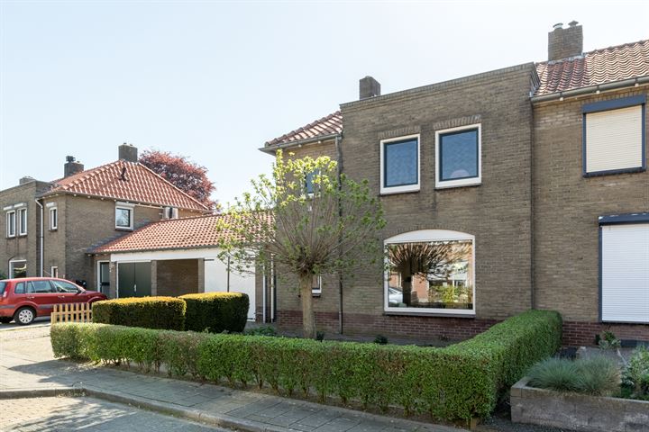 View photo 2 of Bernhardstraat 39