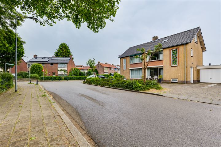 View photo 70 of Goudenregenstraat 15