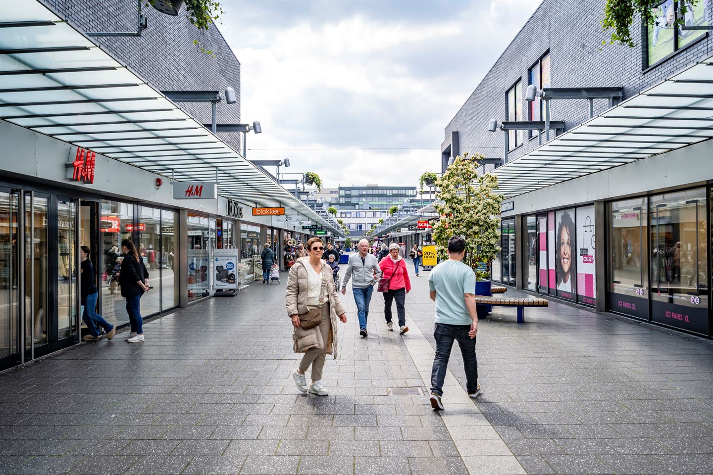 Bekijk foto 5 van Winkelcentrum Woensel 1