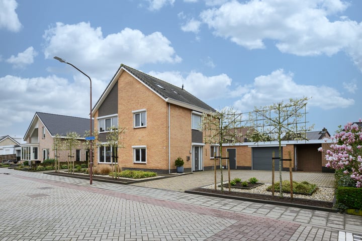 Bekijk foto 1 van Beatrixstraat 15