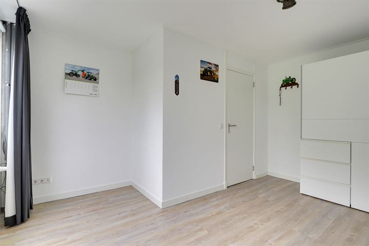 Bekijk foto 32 van Van Beethovenstraat 27