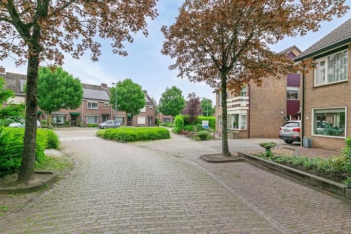 Bekijk foto 4 van Esdoornstraat 1