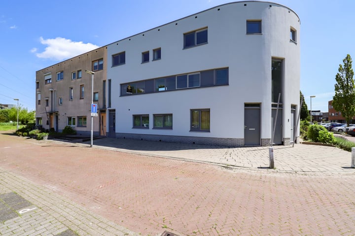 View photo 1 of Pinksterbloemstraat 23