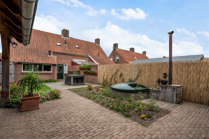 View photo 3 of Admiraal de Ruyterstraat 74