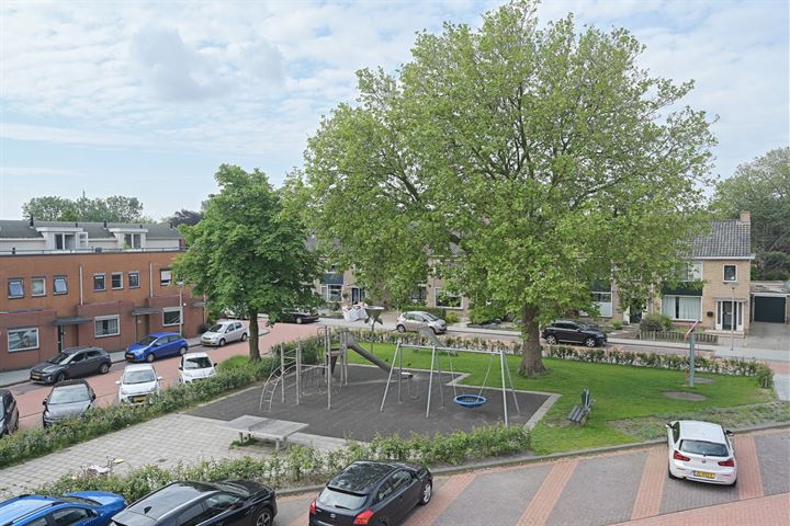 Bekijk foto 33 van Koningin Beatrixplein 35