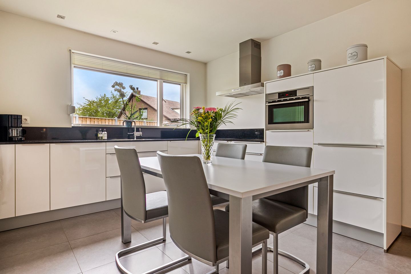 Photo 4 of Papegeulestraat 8