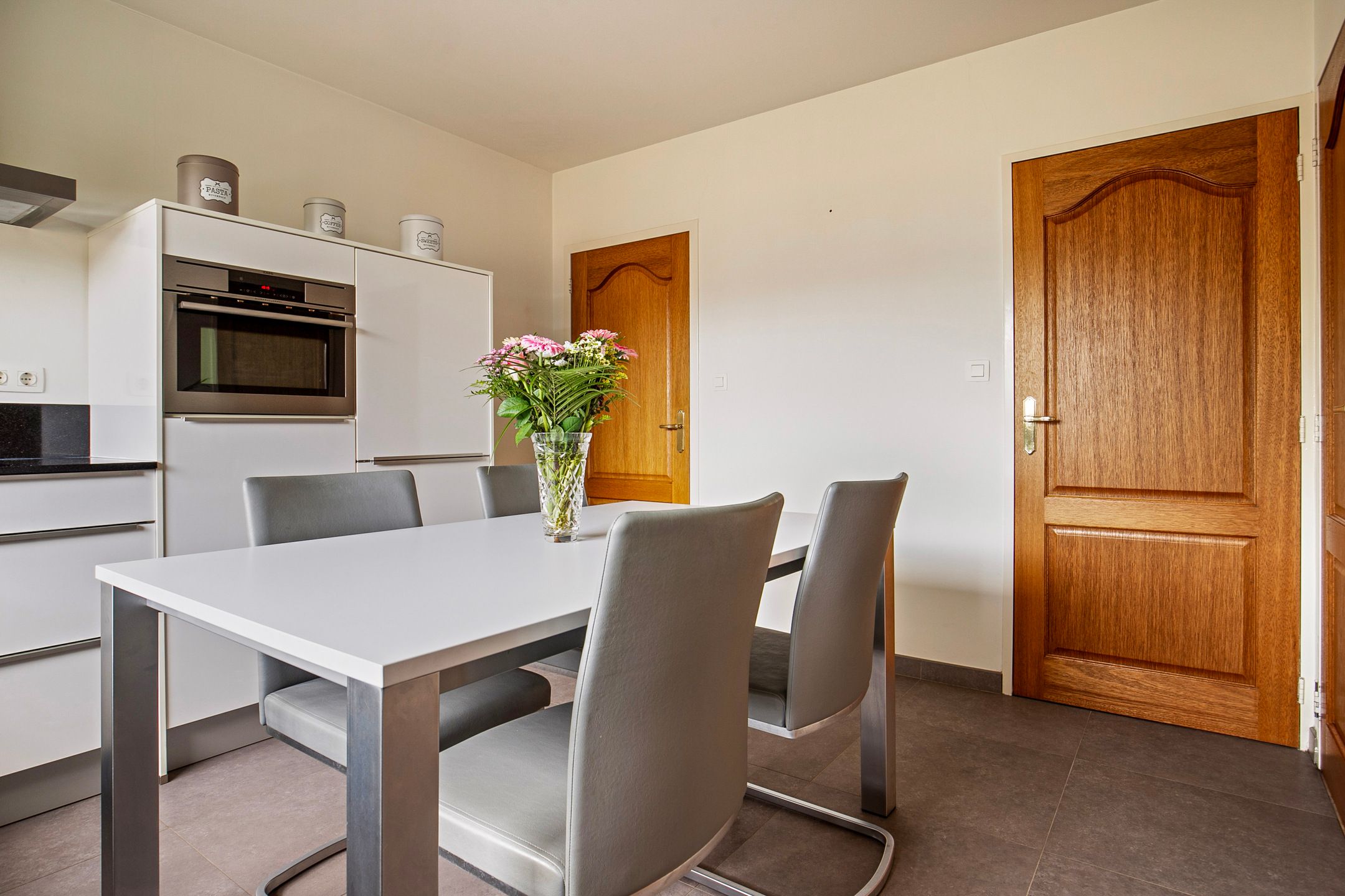 Photo 18 of Papegeulestraat 8