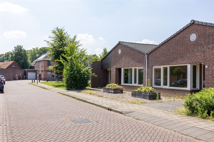 Bekijk foto 36 van Burg.van Banningstraat 9