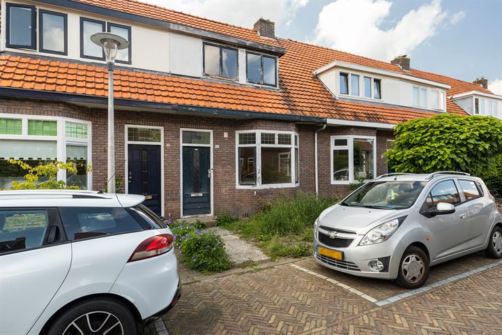 Bekijk foto 1 van Midlumerstraat 10