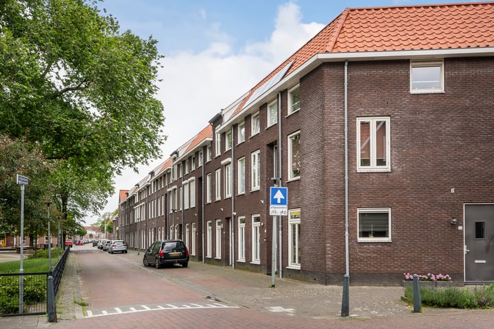 Bekijk foto 4 van Henriette Roland Holststraat 28