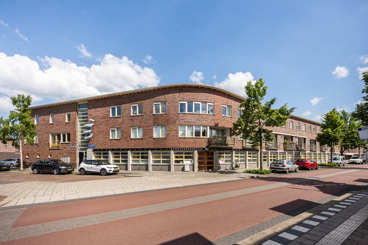 View photo 1 of Van der Helststraat 6