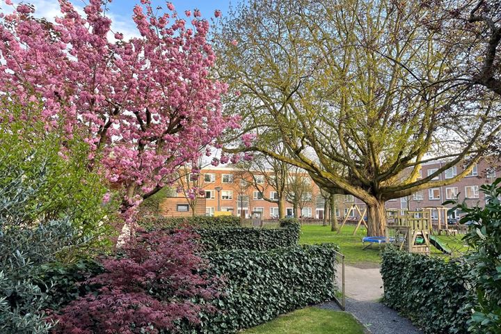 Bekijk foto 6 van Johannes van der Waalsstraat 76-H