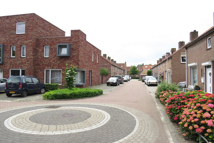 View photo 9 of Adrianus Loeffstraat 2