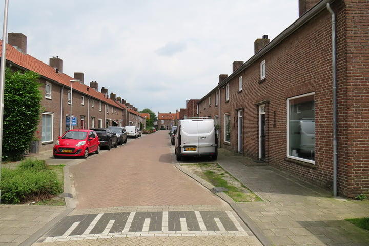 View photo 8 of Adrianus Loeffstraat 2