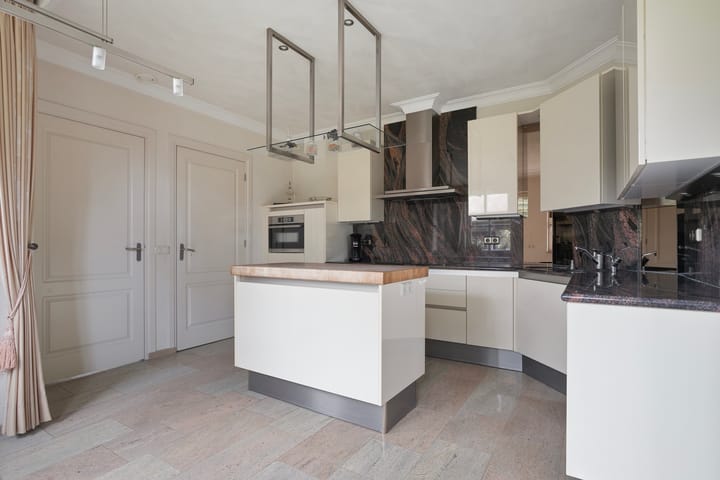 Photo 19 of Burgemeester van Erpstraat 49