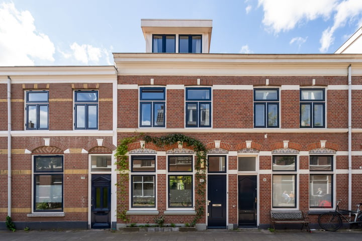 View photo 1 of Riouwstraat 37