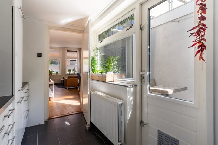 View photo 16 of Riouwstraat 37