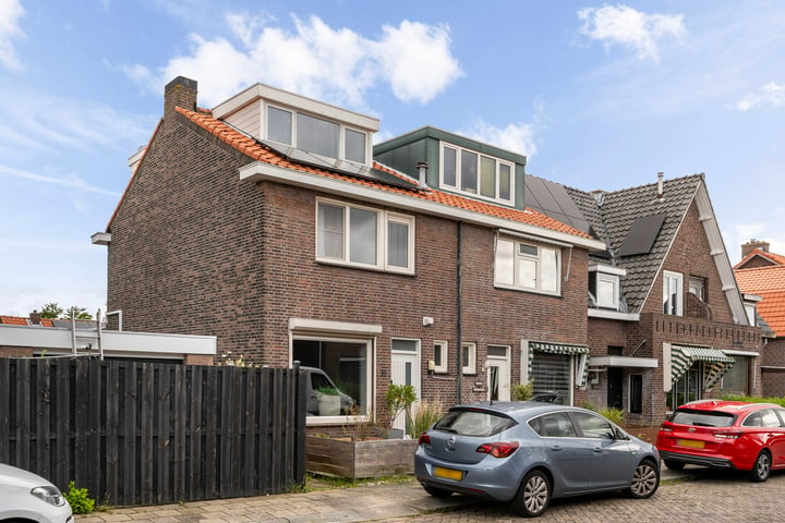 View photo 2 of Schuytstraat 85