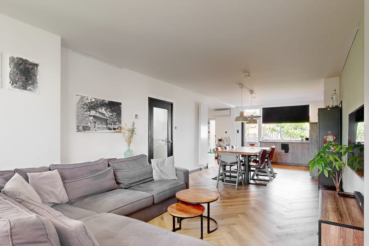 Photo 2 of Esdoornstraat 5