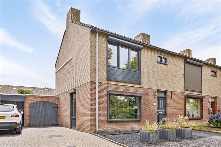 Bekijk foto 1 van Burg Eussenstraat 24