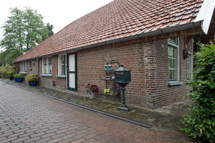 View photo 8 of Oosteinde 131