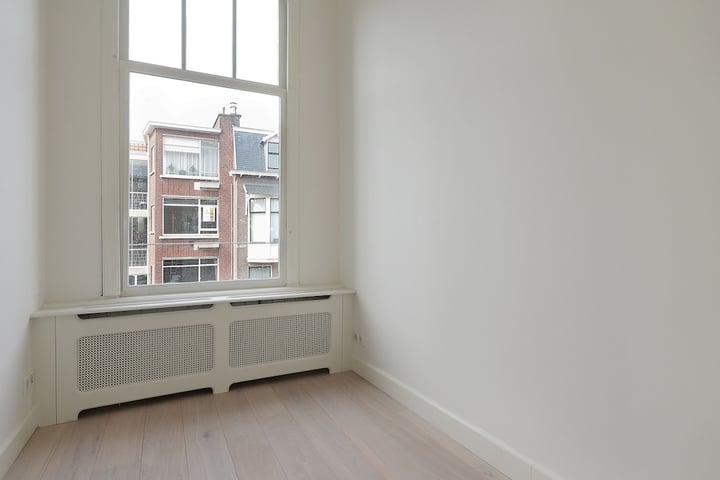 View photo 47 of Van Beverningkstraat 142