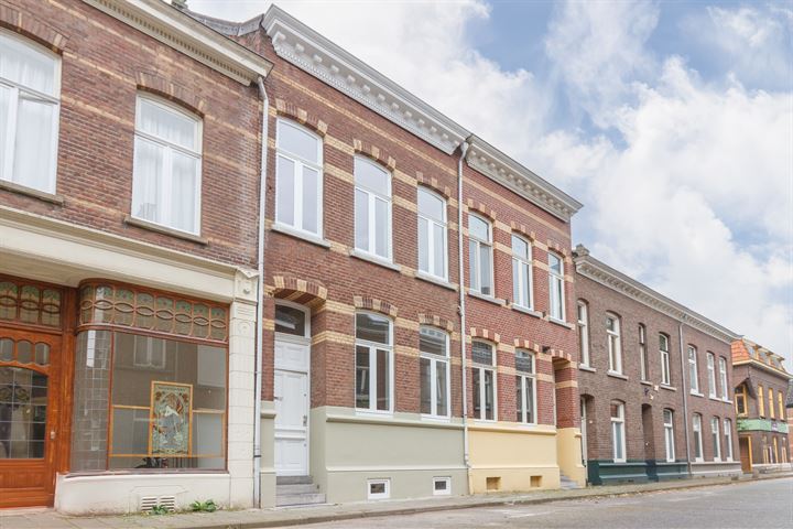 Bekijk foto 3 van Dokter Leursstraat 11