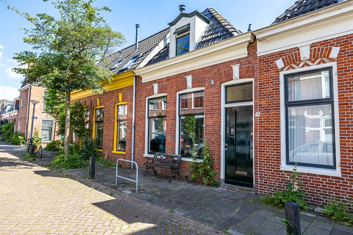 View photo 4 of Plantsoenstraat 15