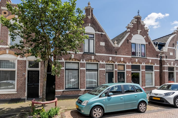 Bekijk foto 2 van Emmastraat 17