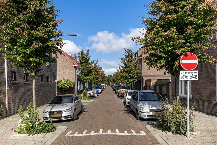 Bekijk foto 40 van Graaf Florisstraat 61